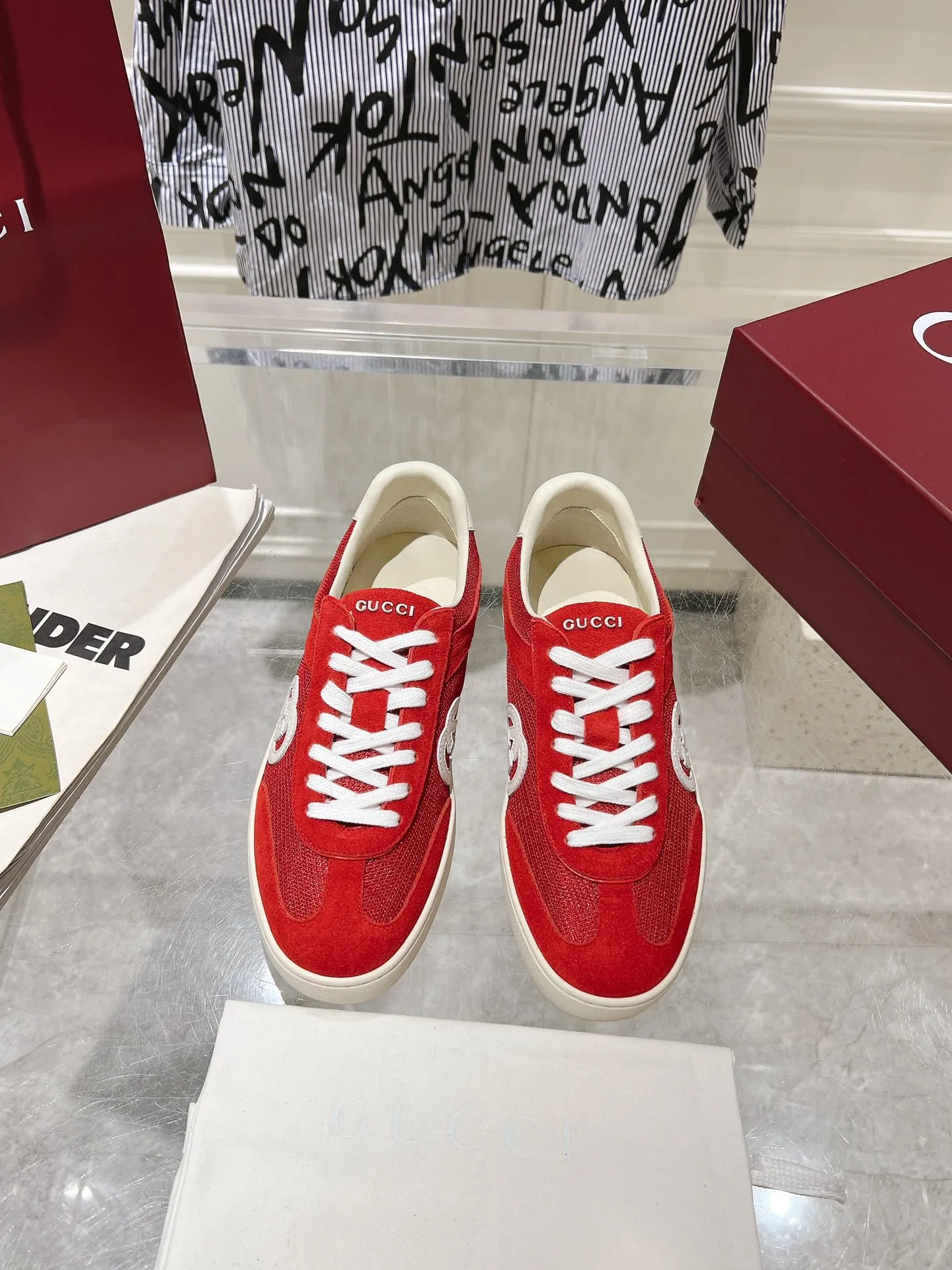 👟👟Ex-factory price 540👟👟Men's size +10 New upgraded version🔥Gucci 2024 new white shoes casual shoes hot recommendation, original TPU soles, original fabrics, original sheepskin lining sheepskin feet🔥Original cover craftsmanship is reproduced one to one! The pursuit of ultimate comfort! 🔥🔥 [Love] Fabric: Imported cow suede + mesh [Love] Packing: Counter-matched red shoe box ➕ Aviation airplane box [Love] Code number: 35-45